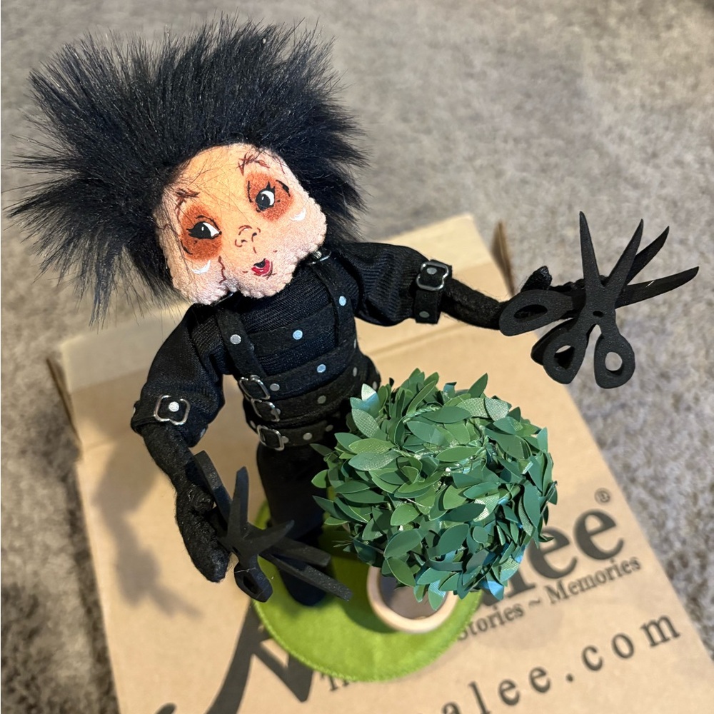Annalee Edward Scissorhands Figurine ‘A Cutting Story’